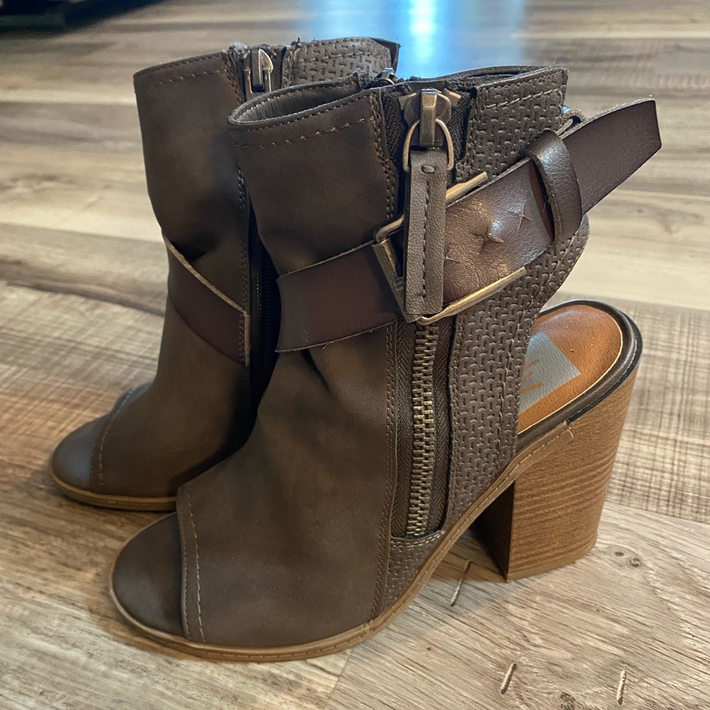 💋SOLD💋Size 6 Booties